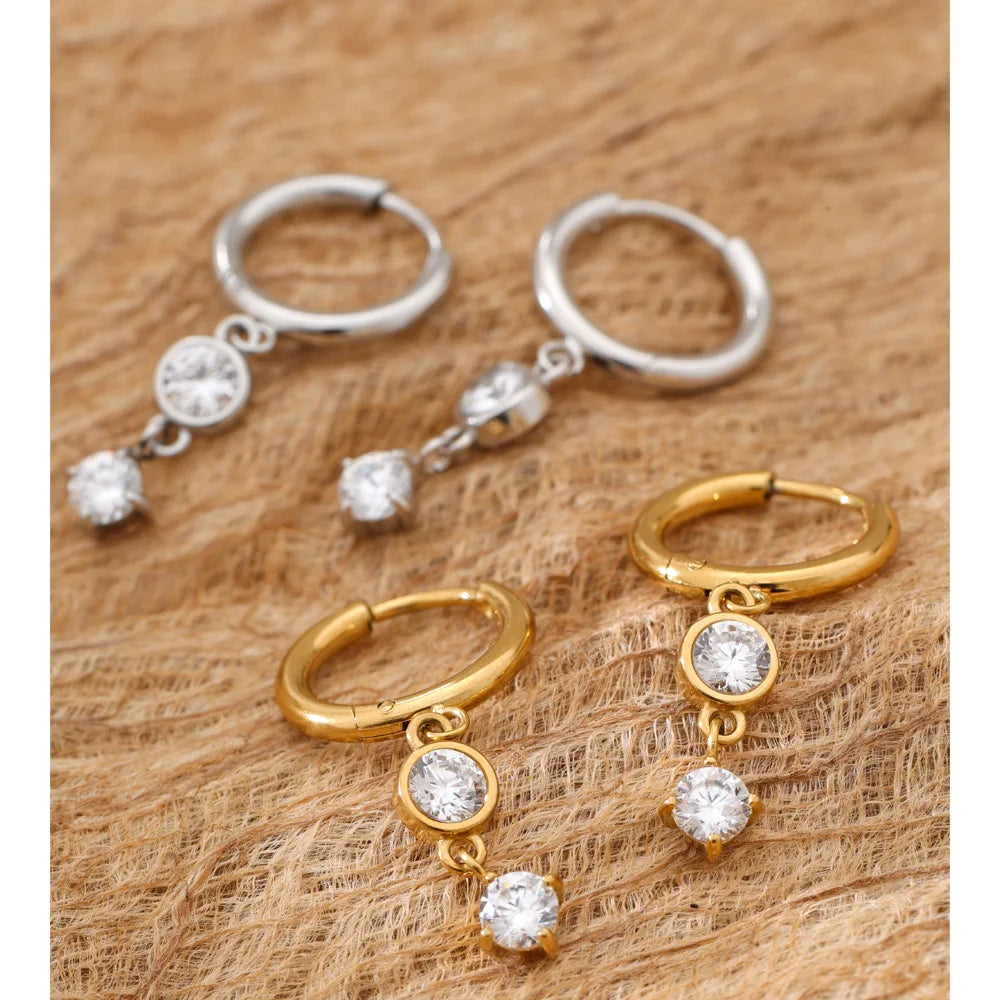 Cubic zirconia geometric earrings in gold-plated stainless steel with cubic zirconia.