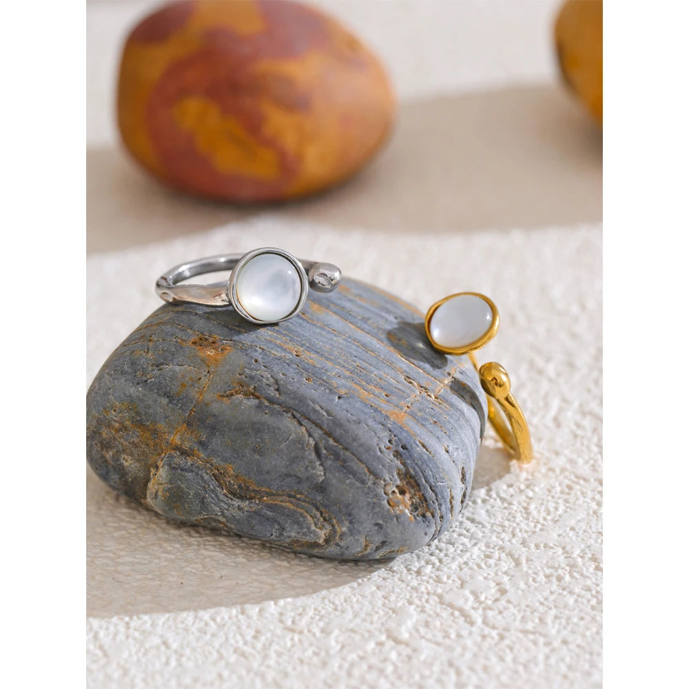 Shell geometric ring in 18K gold-plated stainless steel with shell.