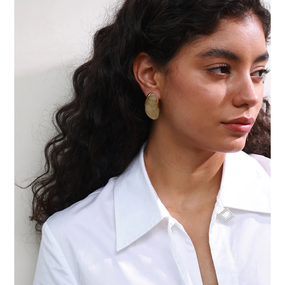 Resin geometric earrings in gold-plated stainless steel with resin.