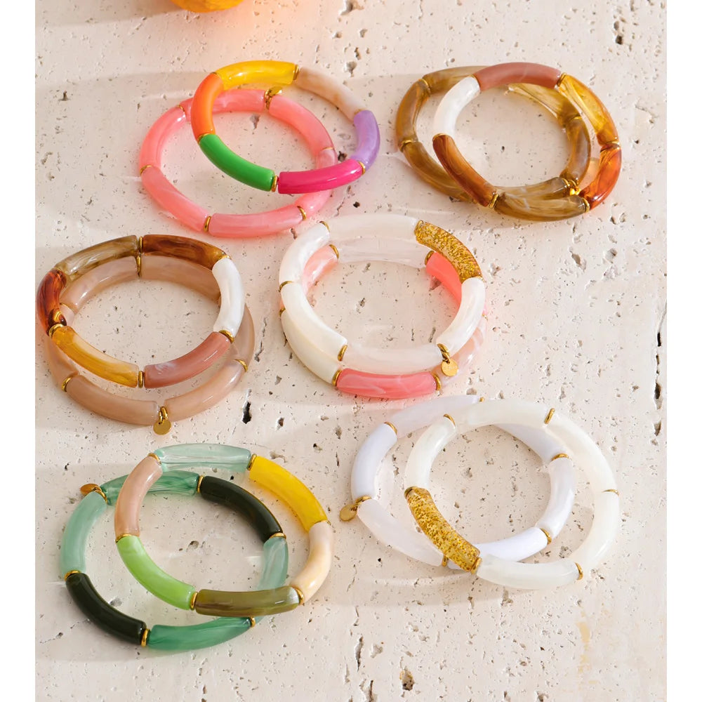 Resin acrylic geometric bracelet in gold-plated stainless steel with resin and acrylic.