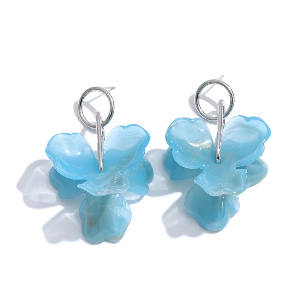 Resin flower earrings in gold-plated stainless steel with resin.