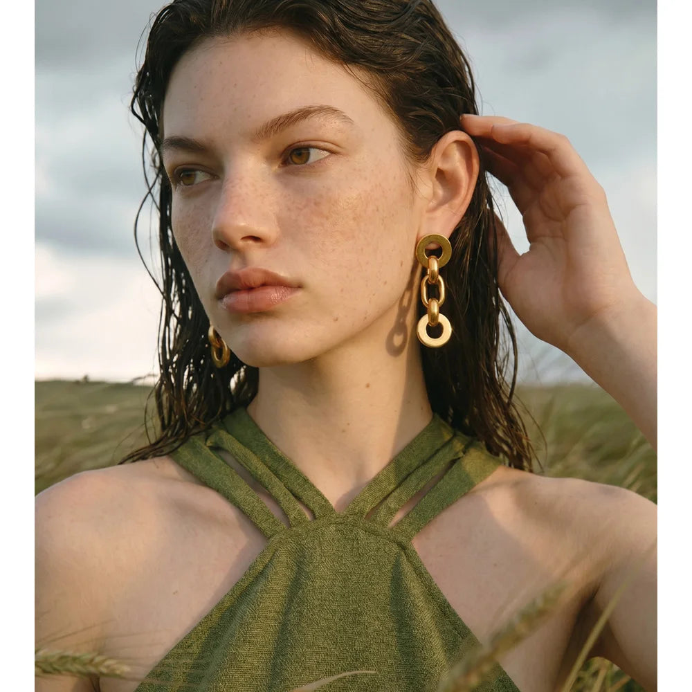 Geometric chain earrings in gold-plated stainless steel.