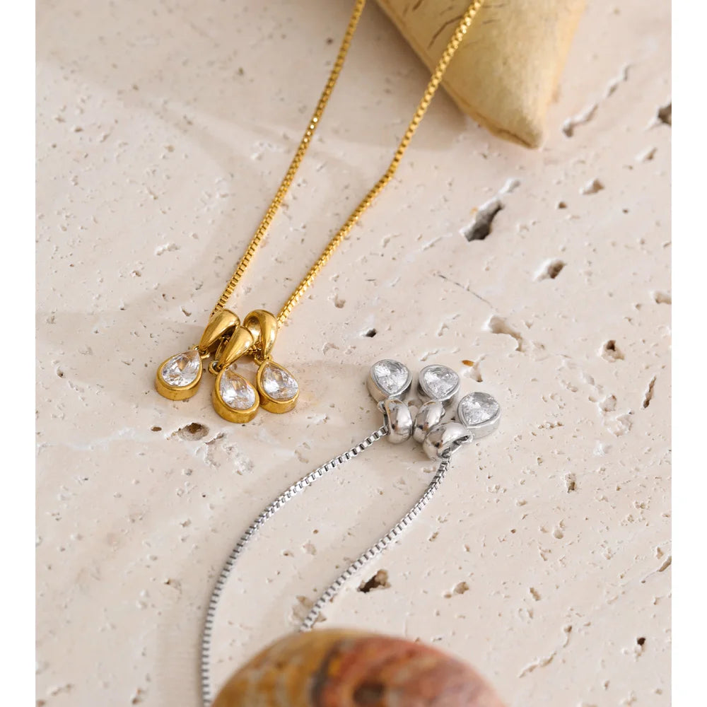 Cubic zirconia geometric necklace in gold-plated stainless steel with cubic zirconia.