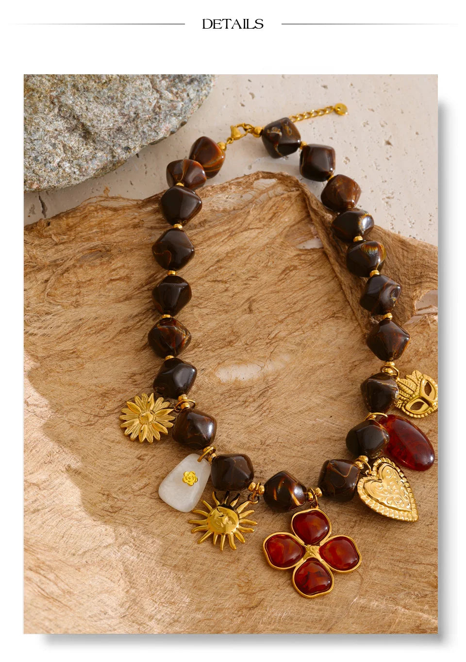 Resin acrylic heart necklace in gold-plated stainless steel with resin and acrylic.