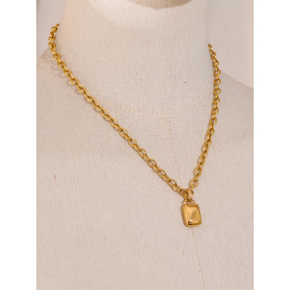 Geometric necklace in gold-plated stainless steel.