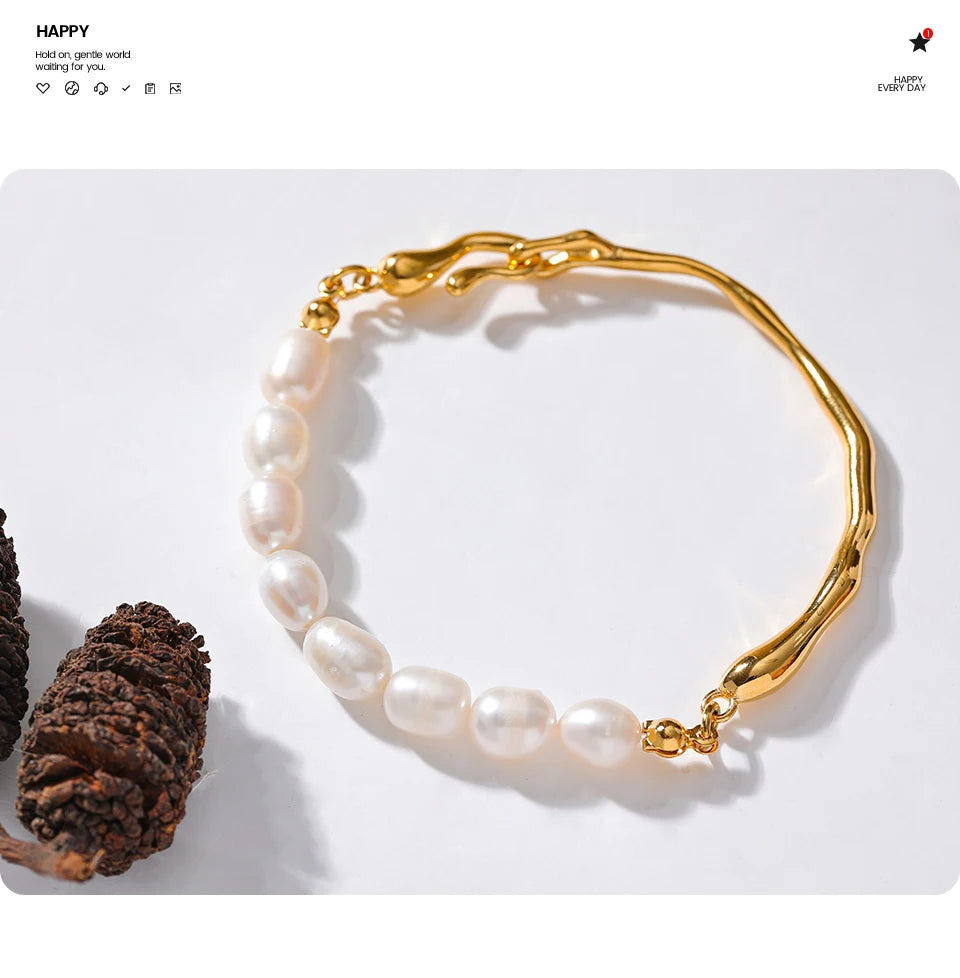 Freshwater pearl geometric bracelet in 18K gold-plated stainless steel with freshwater pearl.