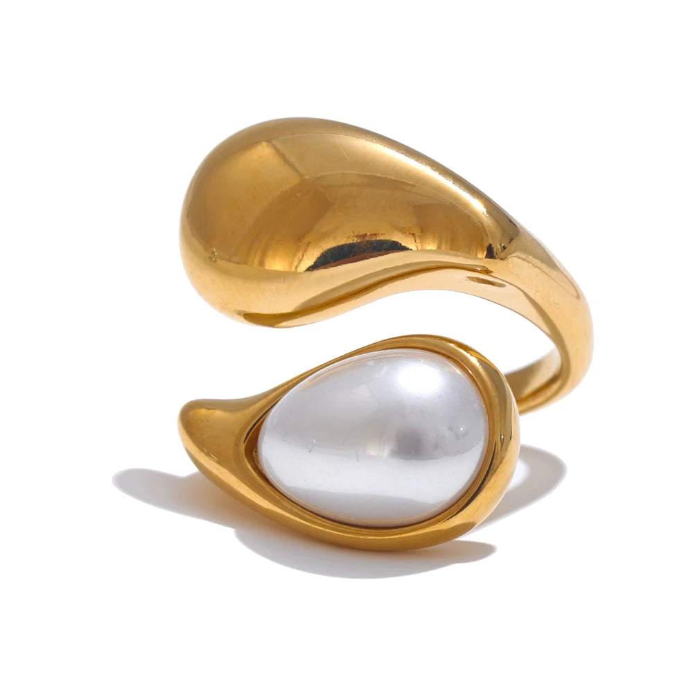 Pearl geometric ring in gold-plated stainless steel with pearl.