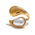 Pearl geometric ring in gold-plated stainless steel with pearl.