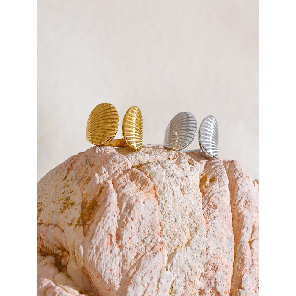 Shell geometric ring in gold-plated stainless steel with shell.