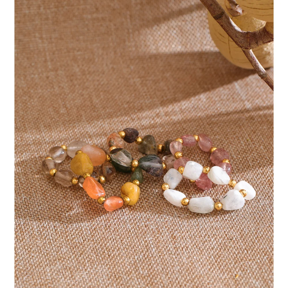 Natural stone geometric ring in 18K gold-plated stainless steel with natural stone.