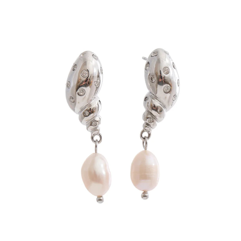 Cubic zirconia freshwater pearl geometric earrings in gold-plated stainless steel with freshwater pearl and cubic zirconia.