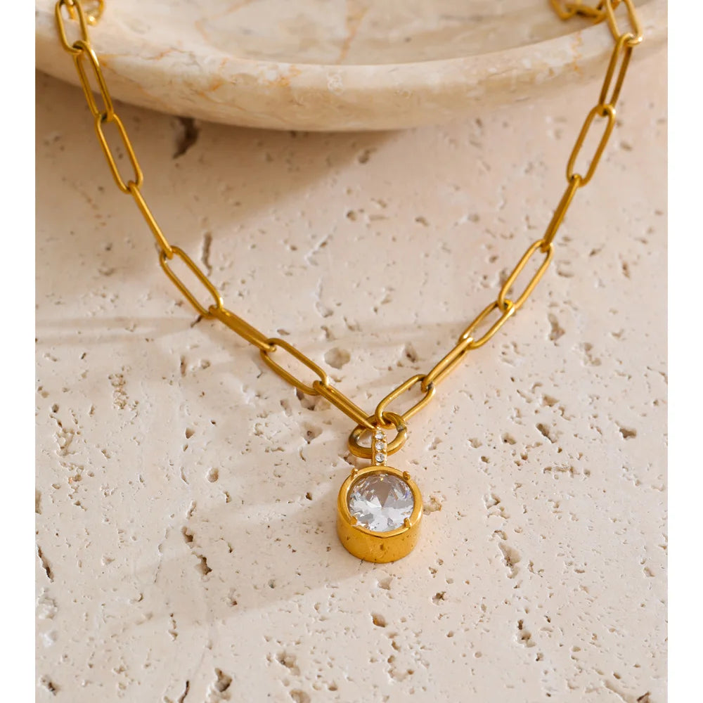 Cubic zirconia geometric necklace in gold-plated stainless steel with cubic zirconia.