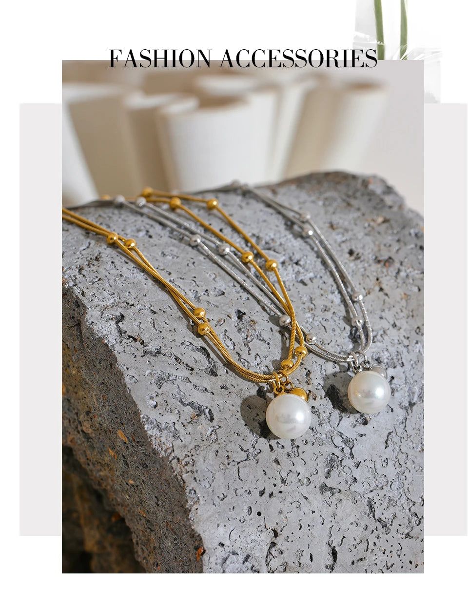 Pearl beaded geometric necklace in gold-plated stainless steel with pearl.