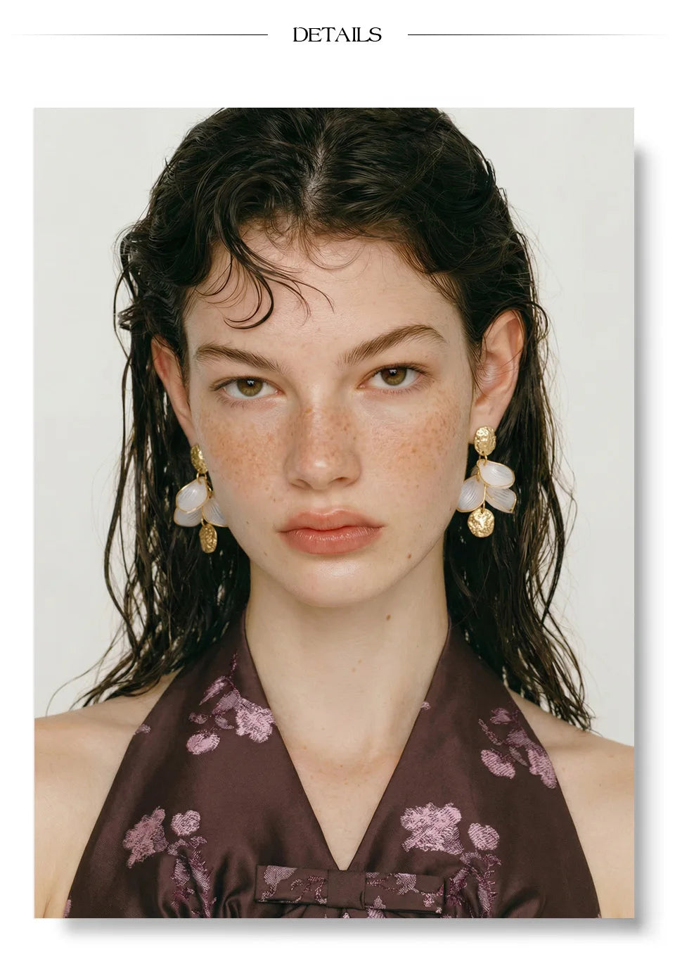 Resin acrylic flower earrings in gold-plated stainless steel with resin and acrylic.