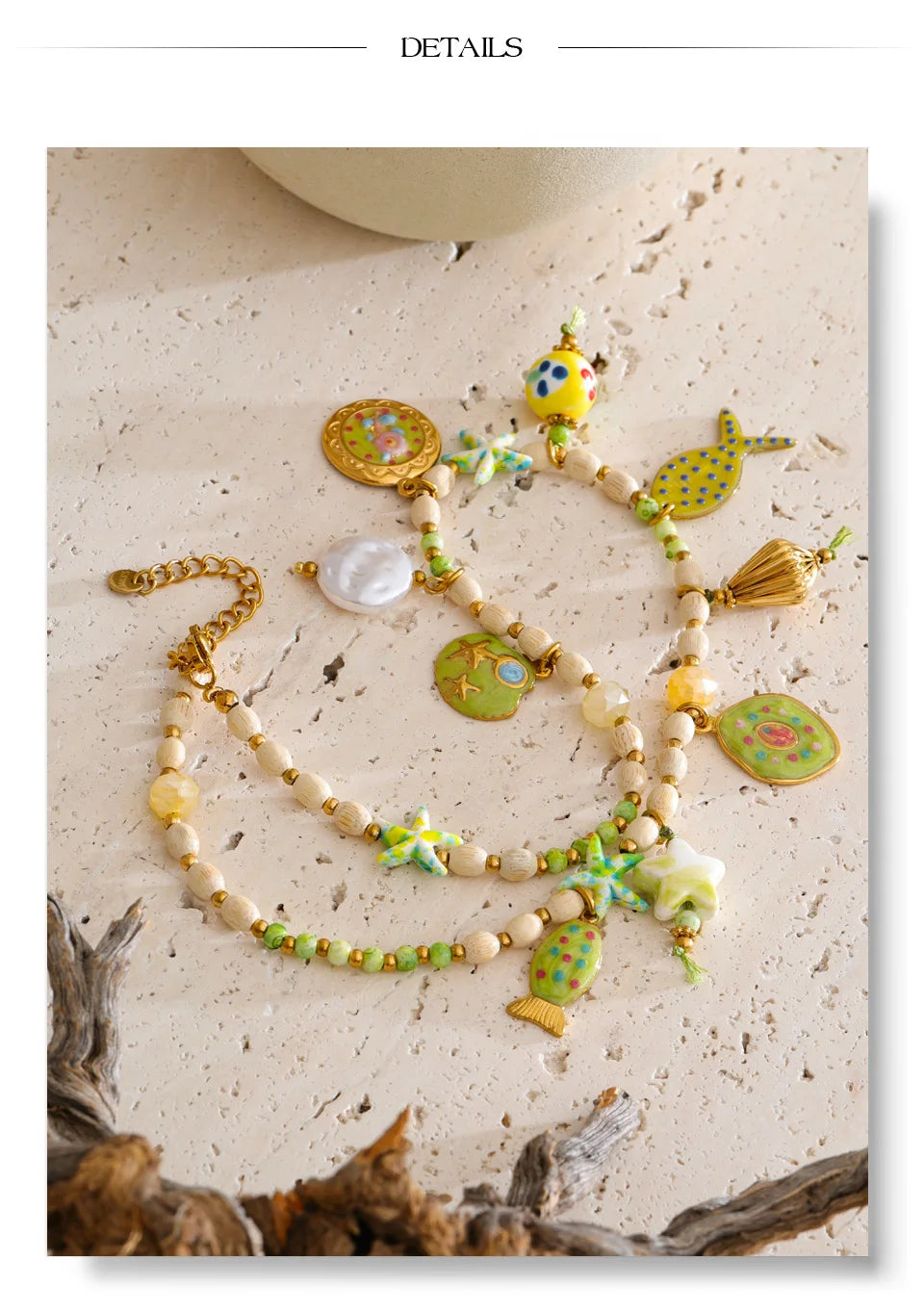 Resin star geometric necklace in gold-plated stainless steel with resin.