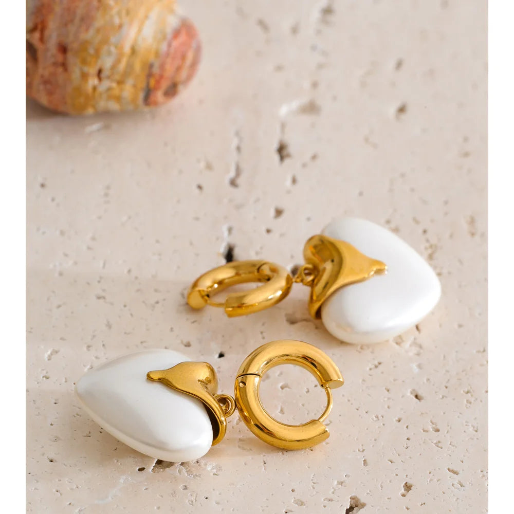 Pearl heart earrings in gold-plated stainless steel with pearl.