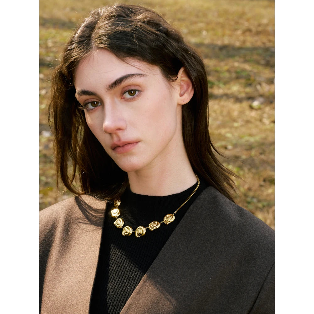 Shell geometric chain necklace in gold-plated stainless steel with shell.