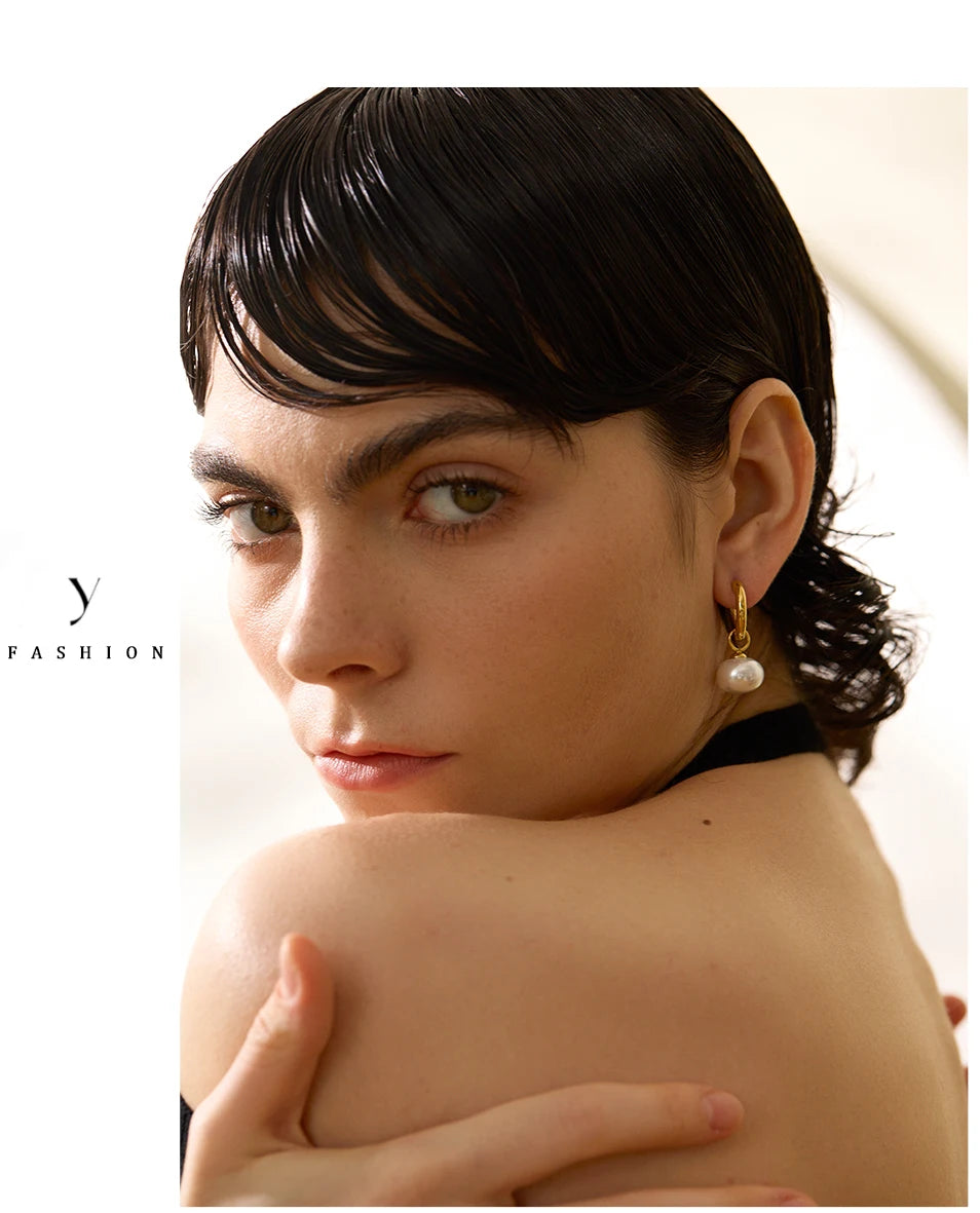 Pearl geometric earrings in gold-plated stainless steel with pearl.