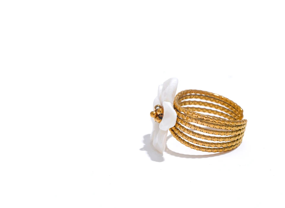 Shell flower ring in 18K gold-plated stainless steel with shell.