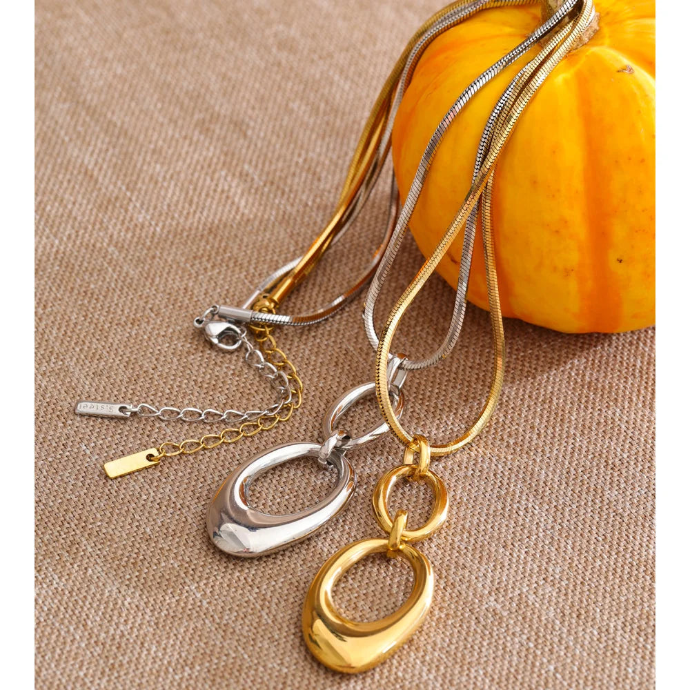 Geometric necklace in gold-plated stainless steel.