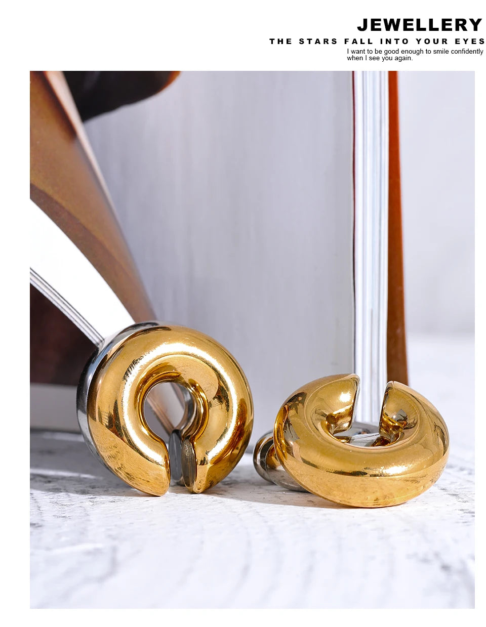 Geometric earrings in gold-plated stainless steel.