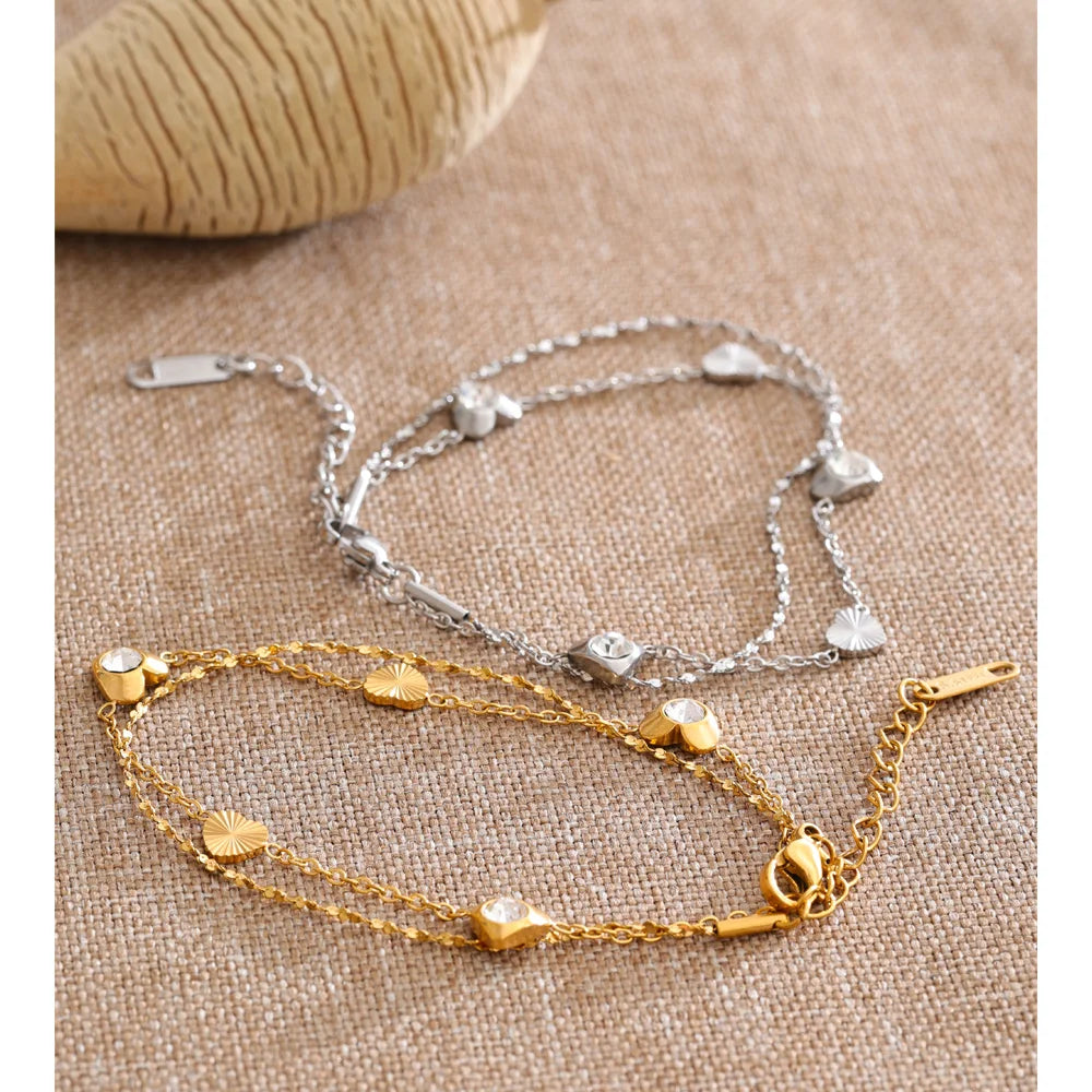 Cubic zirconia heart chain necklace in gold-plated stainless steel with cubic zirconia.