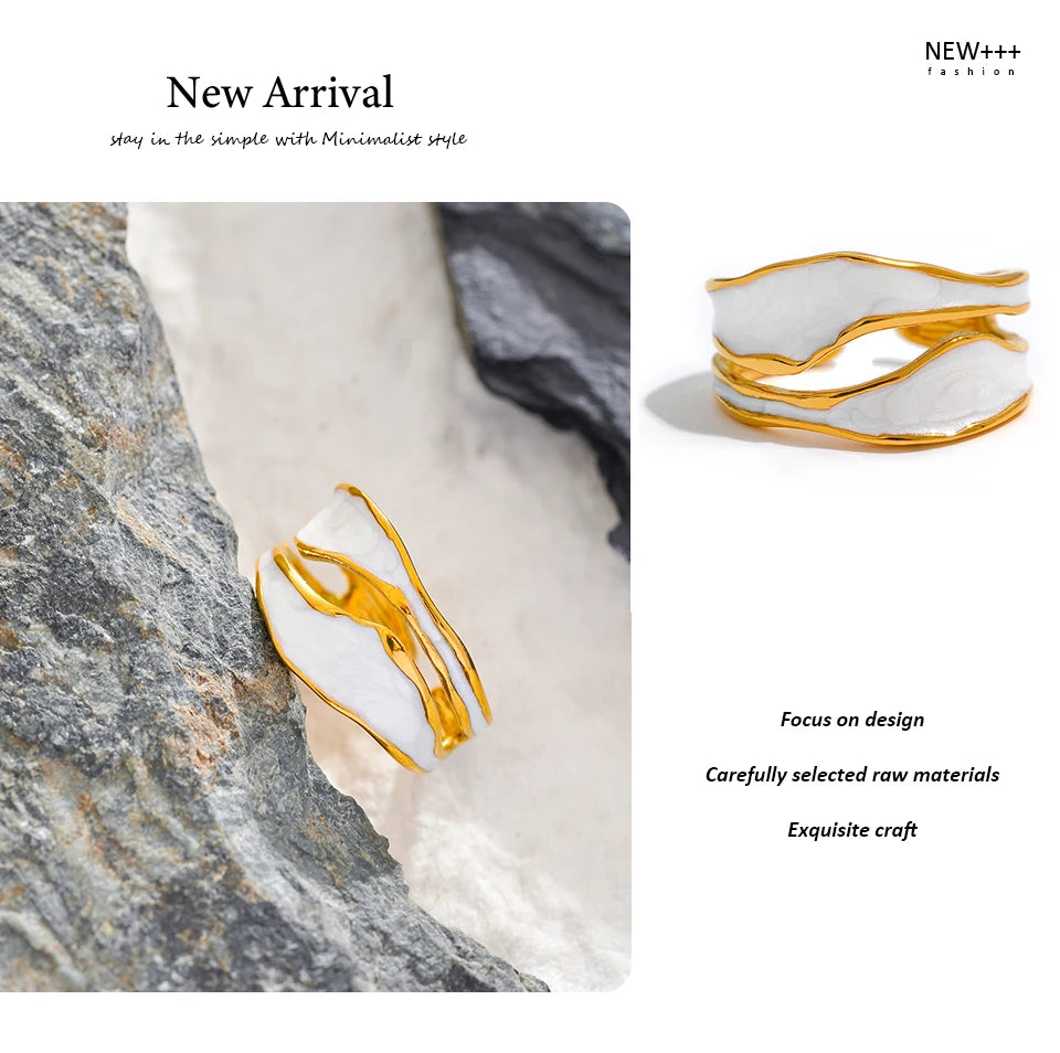 White enamel geometric ring in 18K gold-plated stainless steel with enamel.