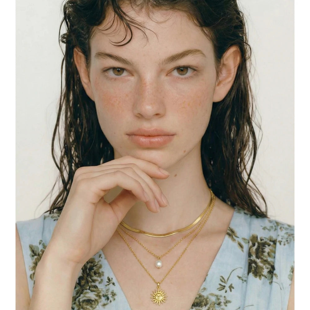 Freshwater pearl sun geometric necklace in gold-plated stainless steel with freshwater pearl.
