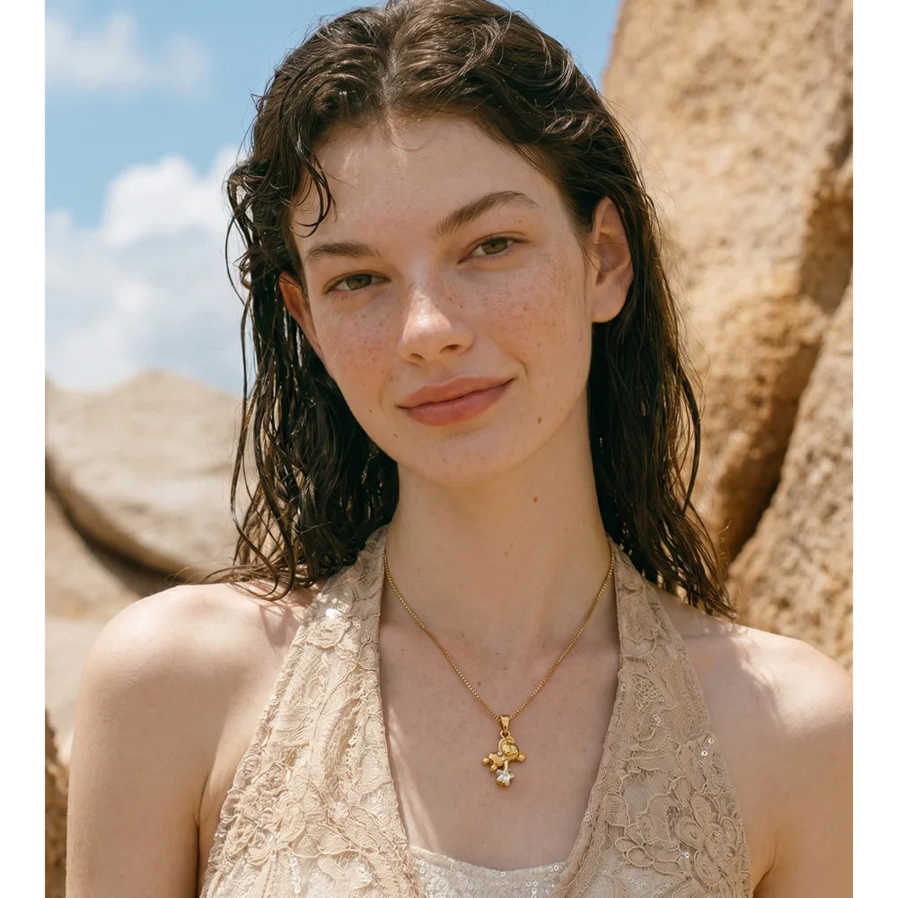 Cubic zirconia star geometric necklace in gold-plated stainless steel with cubic zirconia.