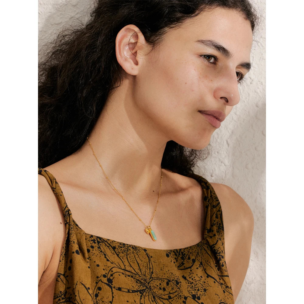 Natural stone heart geometric necklace in gold-plated stainless steel with natural stone.