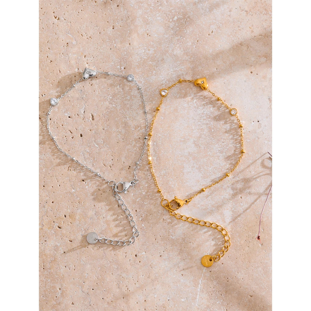 Cubic zirconia heart chain necklace in gold-plated stainless steel with cubic zirconia.