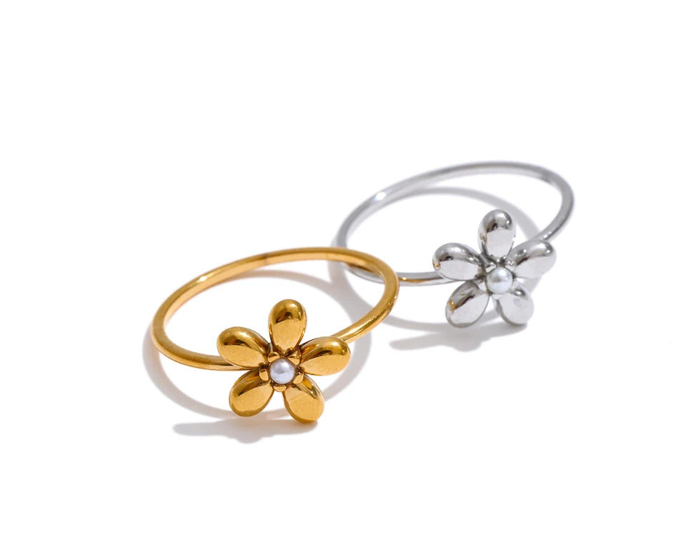 Pearl flower minimalist ring in 18K gold-plated stainless steel with pearl.