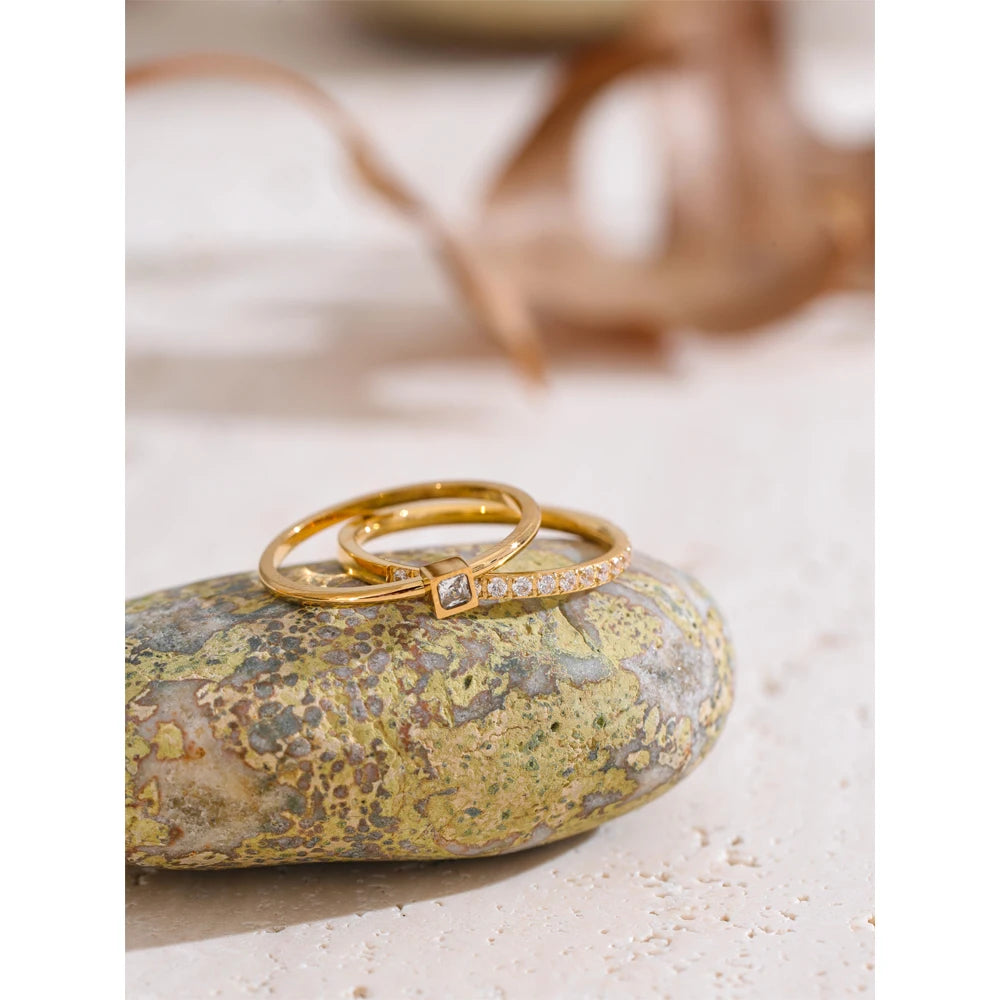 Cubic zirconia geometric ring in 18K gold-plated stainless steel with cubic zirconia.