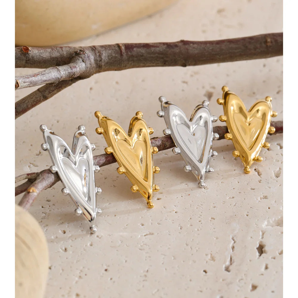 Heart earrings in gold-plated stainless steel.