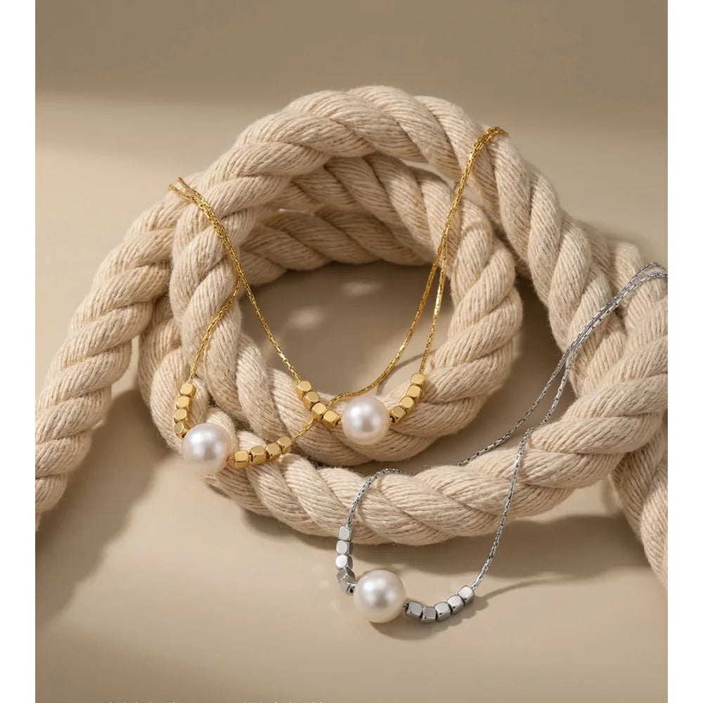 Freshwater pearl geometric necklace in gold-plated stainless steel with freshwater pearl.