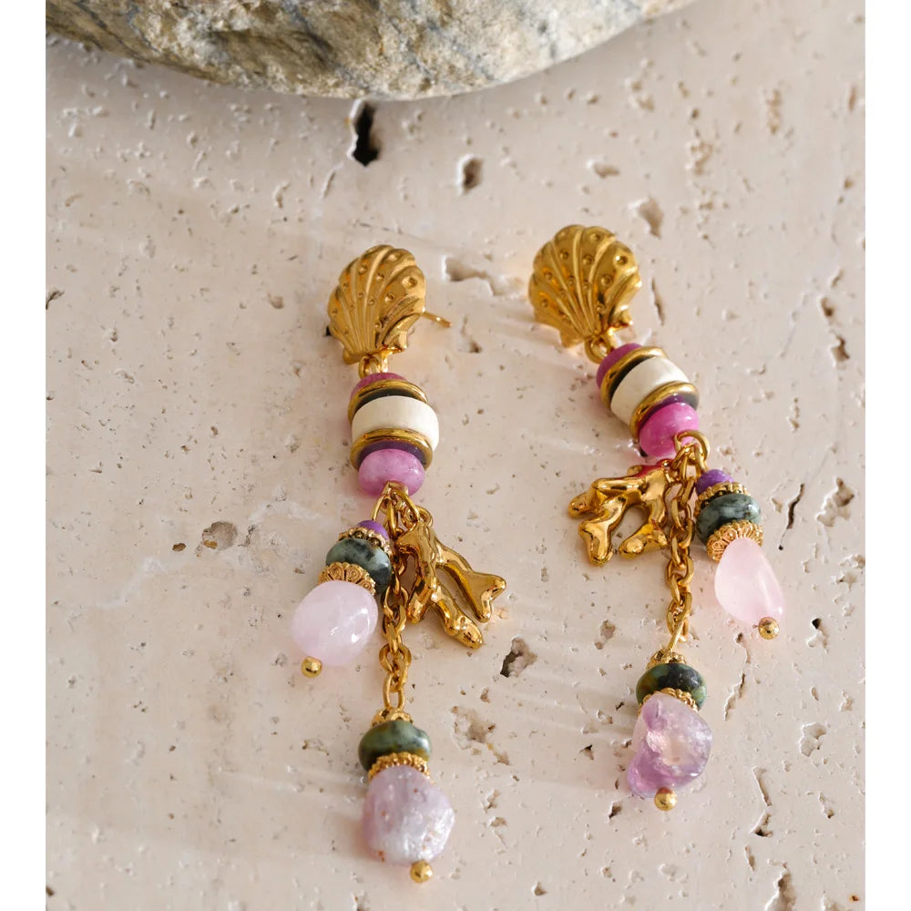 Natural stone geometric earrings in gold-plated stainless steel with natural stone.