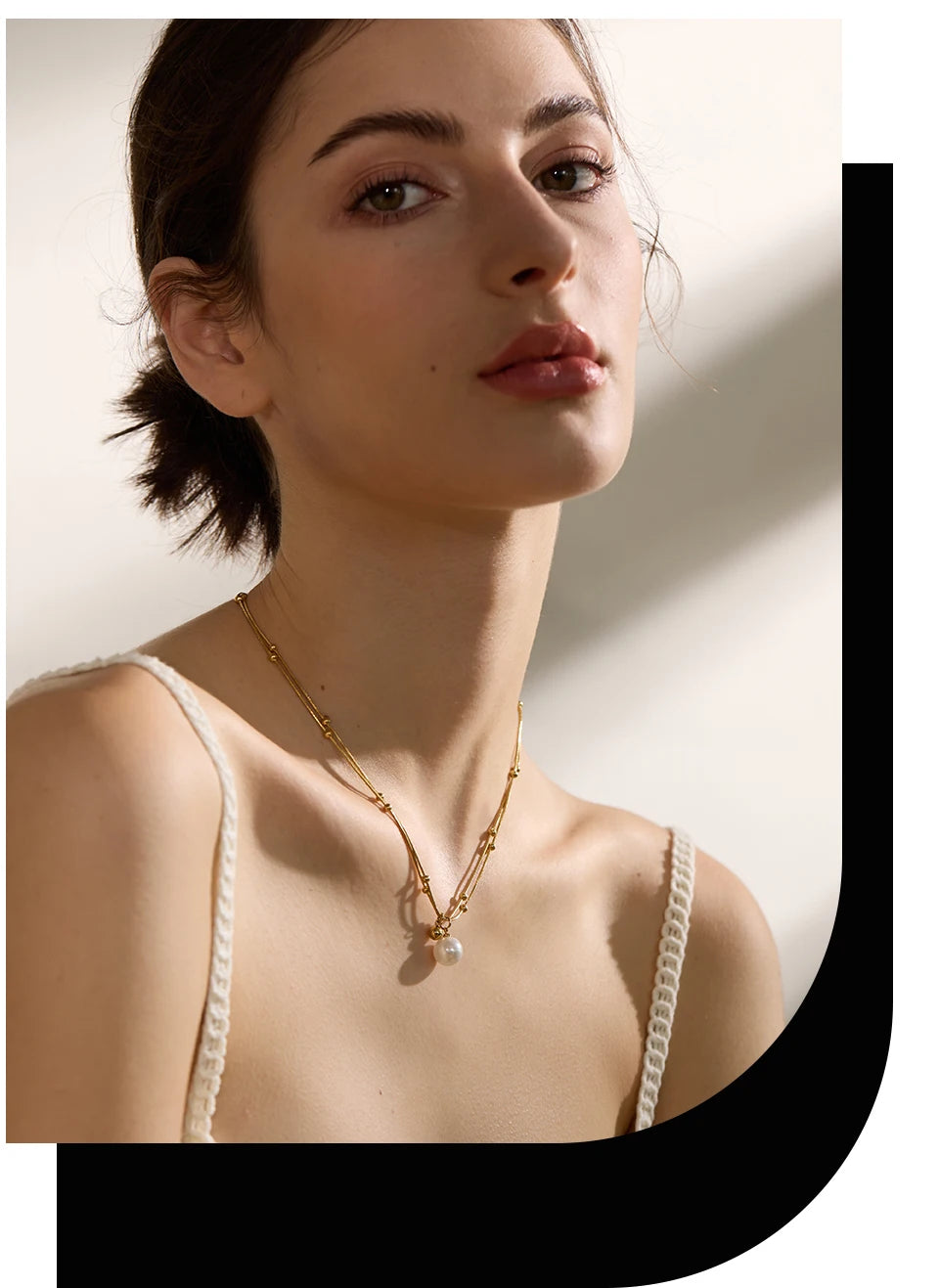 Pearl beaded geometric necklace in gold-plated stainless steel with pearl.