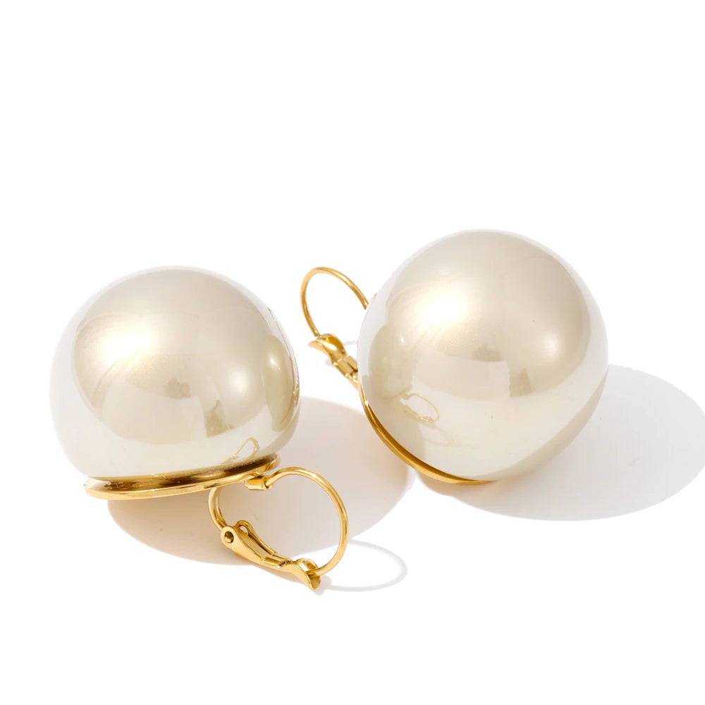 Pearl geometric earrings in gold-plated stainless steel with pearl.