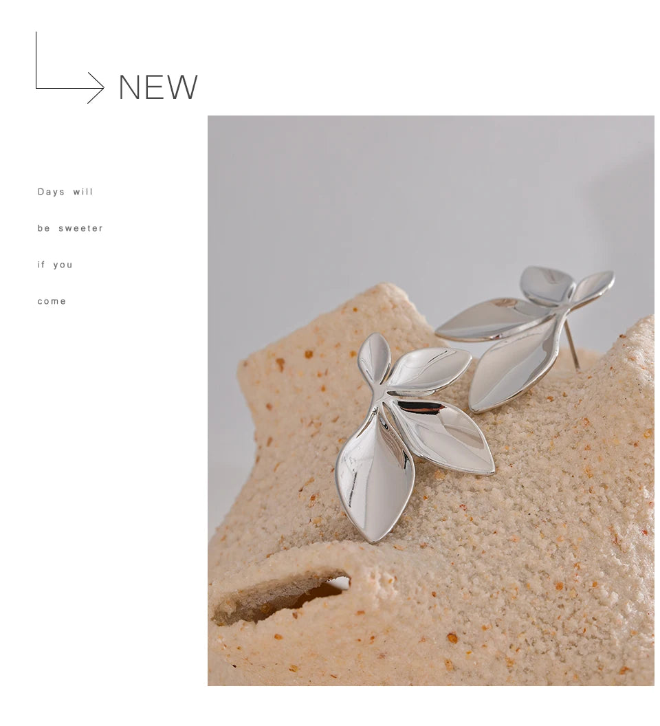 Flower geometric earrings in gold-plated stainless steel.