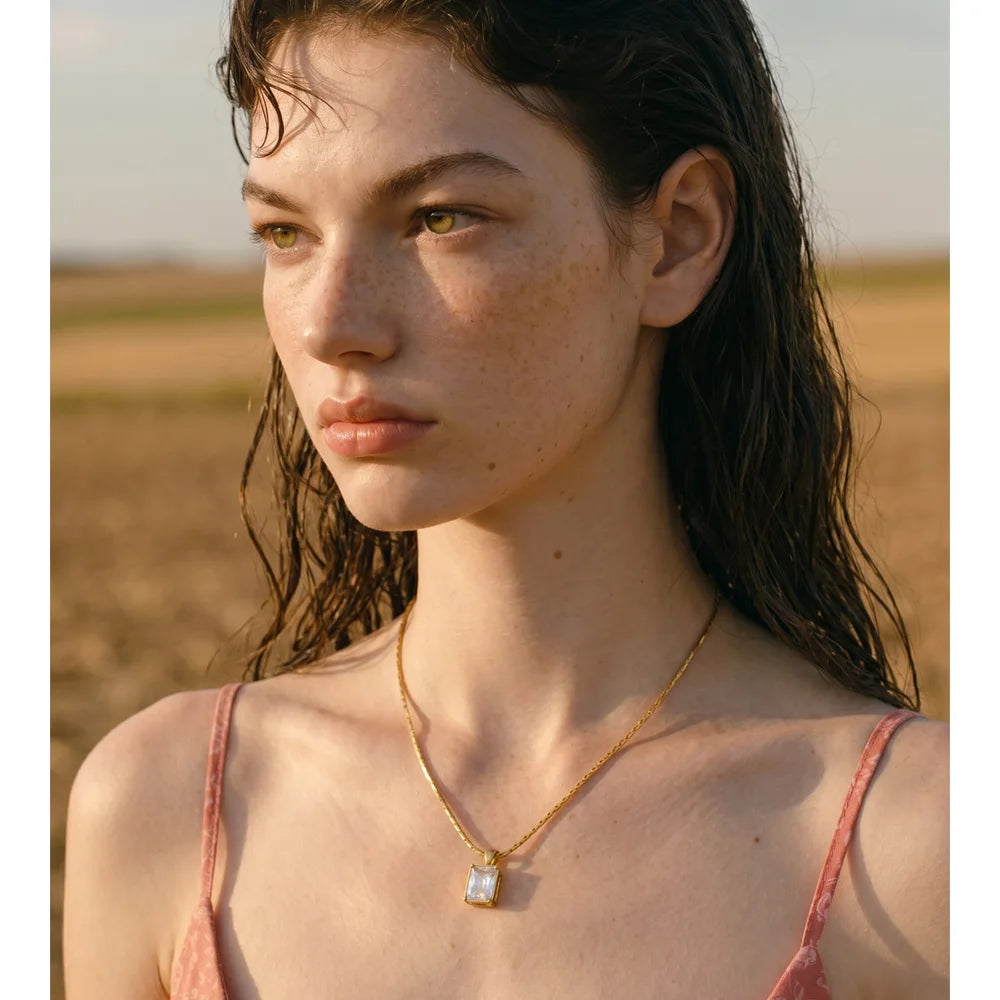 Cubic zirconia geometric necklace in gold-plated stainless steel with cubic zirconia.
