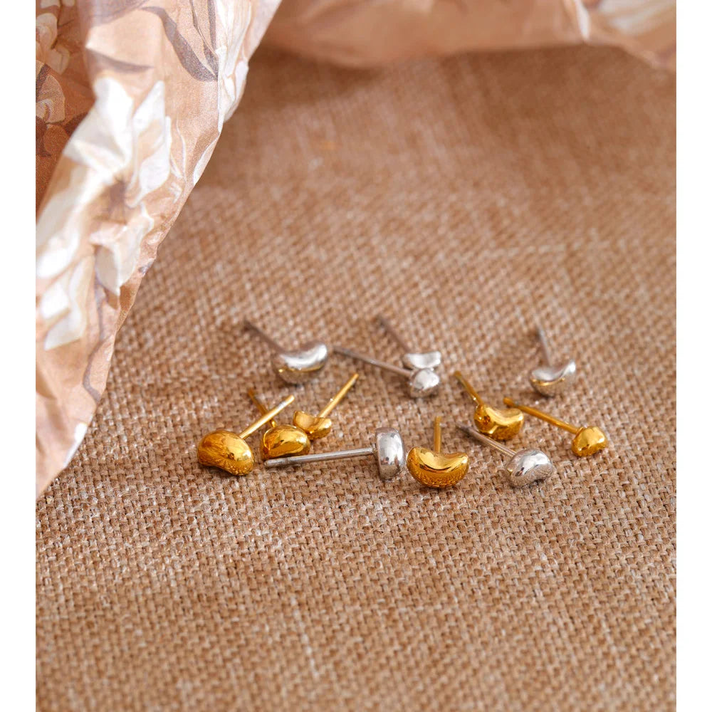 Heart earrings in gold-plated stainless steel.