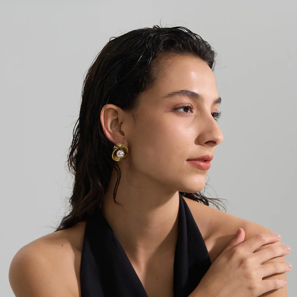 Pearl geometric earrings in gold-plated stainless steel with pearl.