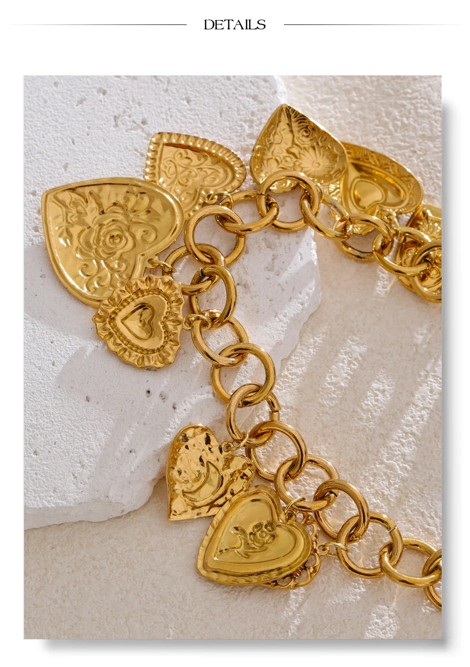 Heart necklace in gold-plated stainless steel.