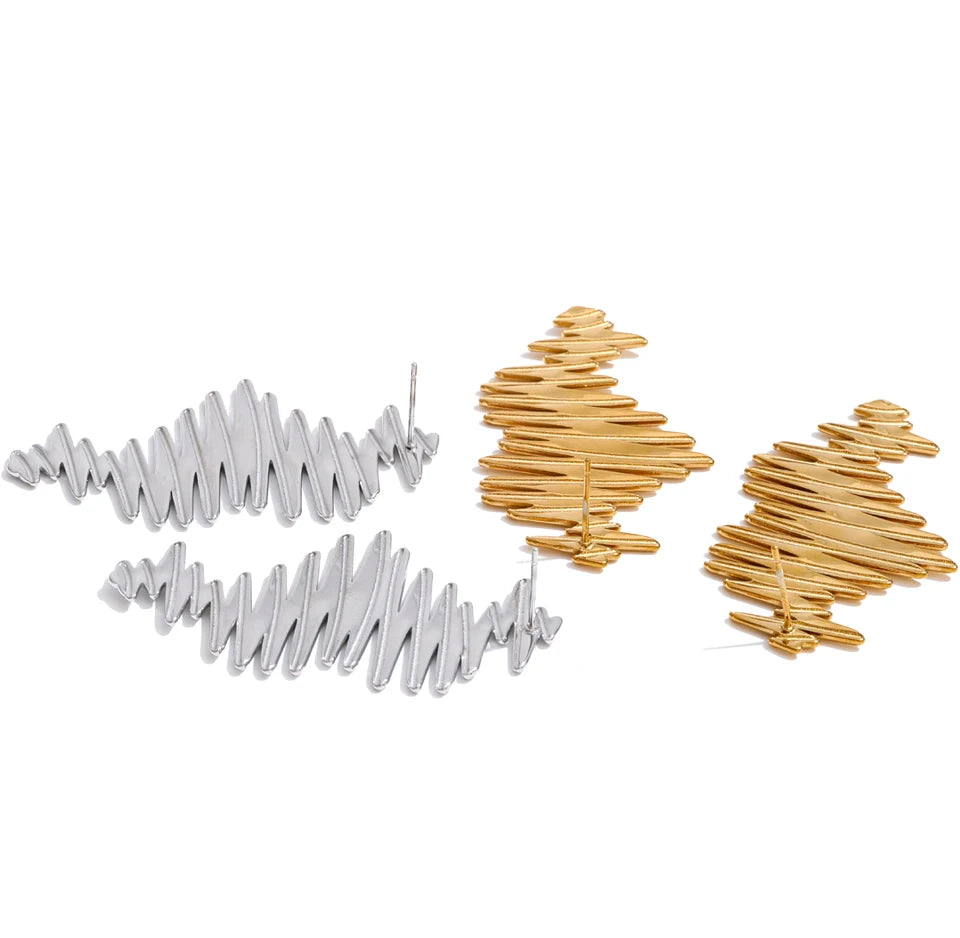 Geometric earrings in gold-plated stainless steel.