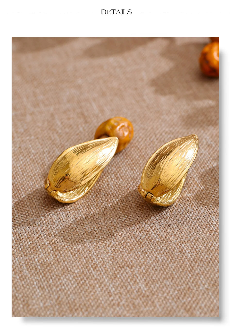 Geometric earrings in gold-plated stainless steel.