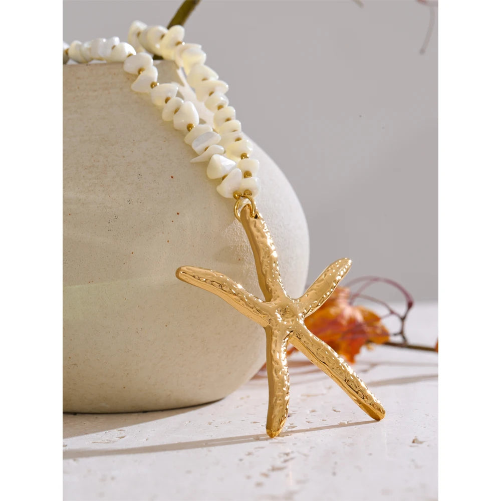 Shell star chain necklace in gold-plated stainless steel with shell.