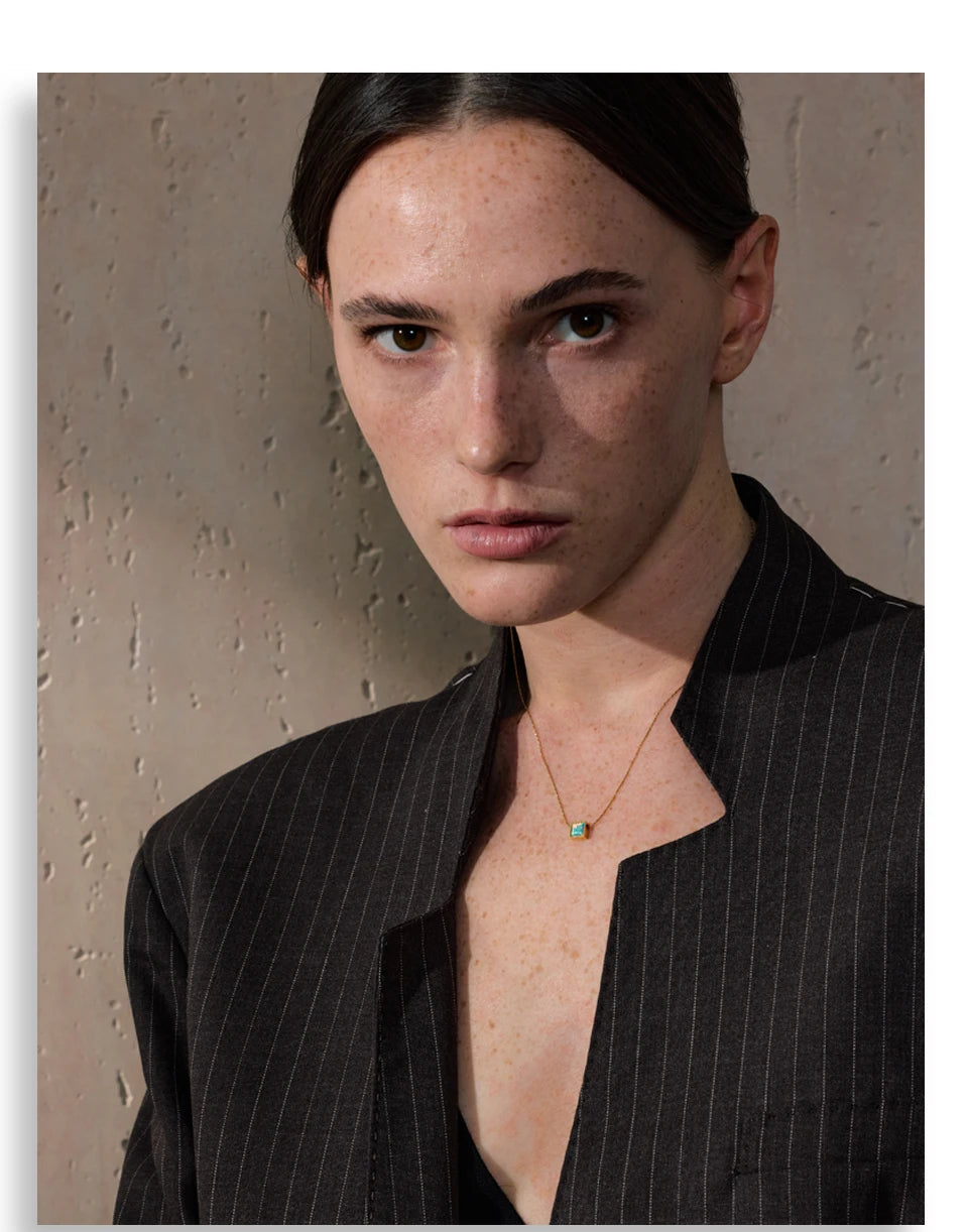Natural stone geometric necklace in gold-plated stainless steel with natural stone.