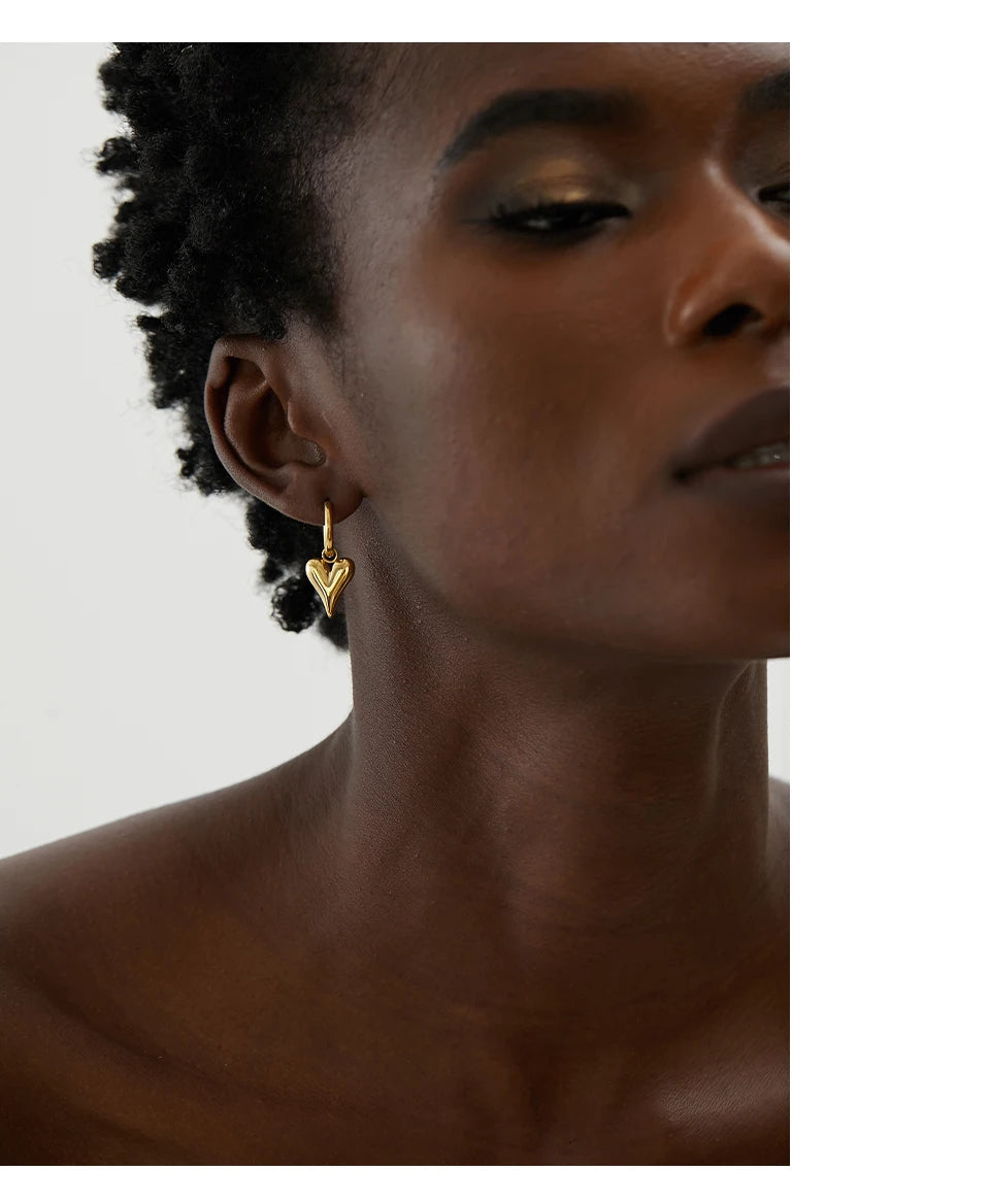 Heart earrings in gold-plated stainless steel.