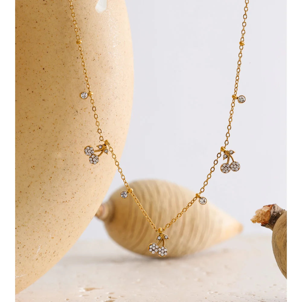 Cubic zirconia geometric necklace in gold-plated stainless steel with cubic zirconia.