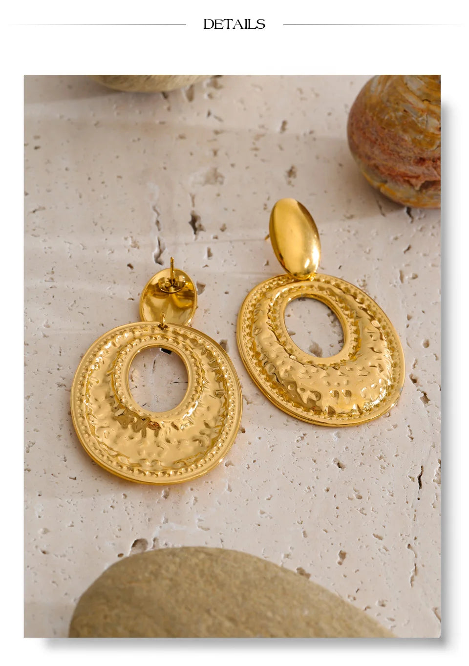 Geometric earrings in gold-plated stainless steel.